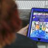 Persona utiliza aplicación en iPad