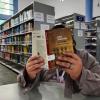 Persona sostiene libro abierto en sus manos