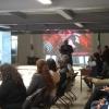 Director en auditorio frente a asistentes