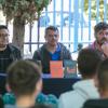 Escritor frente a estudiantes en charla