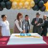 Autoridades del evento parten pastel