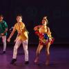 Integrantes de grupo de danza en escenario bailando