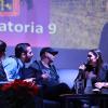 Escritor en charla frente a asistentes