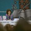 Escritora Irene Vallejo frente a asistentes al evento