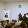 Escritora Cristina Rivera Garza frente a asistentes al evento
