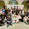 grupo de jóvenes que participaron en el evento posan ante la cámara
