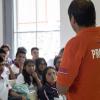 Instructor frente a grupo de alumnos