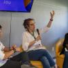 Escritora frente a asistentes en auditorio