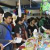 Alumnos en estand