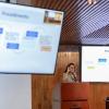 Docente en pódium en uso de la voz en exposición