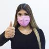 Persona usa cubrebocas