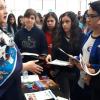 Alumnos en estand