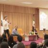 Escritor en auditorio frente a asistentes
