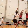 Alumnos jugando voleibol