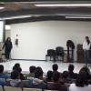 Expositor en auditorio frente a asistentes