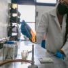 Mujer utiliza mechero de laboratorio