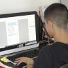 Estudiante usa computadora