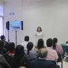 Directora en pódium frente a los asistentes al evento