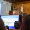 Expositora frente a asistentes