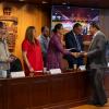 Autoridades del evento en presidium entregando certificados