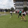Mujeres juegan futbol