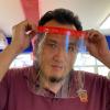 Persona se coloca mascarilla de uso medico