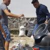 Personas realizan reciclaje de basura
