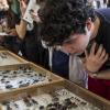 Alumno observando piezas de exposición