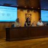 Autoridades del evento sentados en presidium frente a asistentes en auditorio