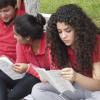 Alumnos leyendo en uno de los jardines del plantel