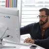 Docente realiza investigación en computadora