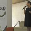 Académico exponiendo en coloquio de investigación