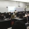 Profesora frente a grupo en aula de cómputo en la Preparatoria 3