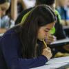 Alumna realiza examen Piense II