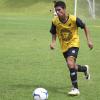 Alumno corriendo en partido de futbol