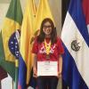 Alumna con diploma y medalla que obtuvo en Infomatrix Latinoamérica