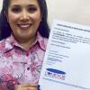 Docente mostrando reconocimento de Beca de Movilidad Internacional