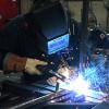 Docente soldando en taller