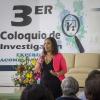 Conferencista en charla con docentes