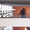 Pareja intercambia un beso