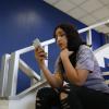 Alumna utiliza aplicación movil