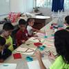 Niños en mesa de trabajo con instructoras