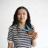 Alumna con medalla de primer lugar que obtuvo en competencia