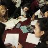 Alumnos en mesa de trabajo