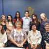 Alumnos becados acompañados por autoridades