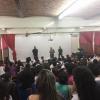 Integrantes de la Coordinación de Seguridad Universitaria en auditorio frente a estudiantes