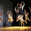 Grupo de danza en escenario