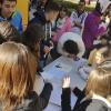 Alumnos en estand de feria