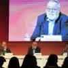Escritor en mesa de presidium