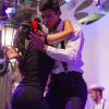 Pareja de alumnos bailando
